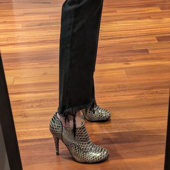 Faux snake skin ankle boots. Size 5 - Picture 3 of 4
